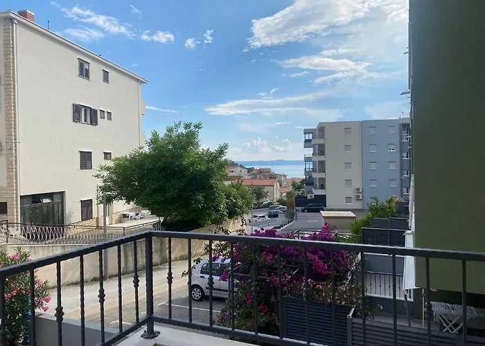 Modern New In * Μακάρσκα