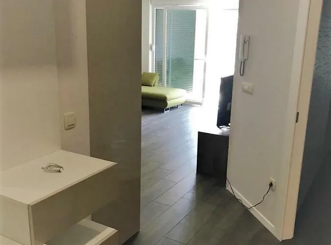 Modern New In * Μακάρσκα